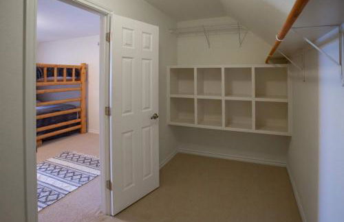 Lakefront 6BR Retreat w Dock & Game Room - Foto 25