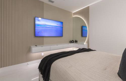 KING BED - FREE Pool Heat - 85 in TV - 4BR Villa - Foto 45