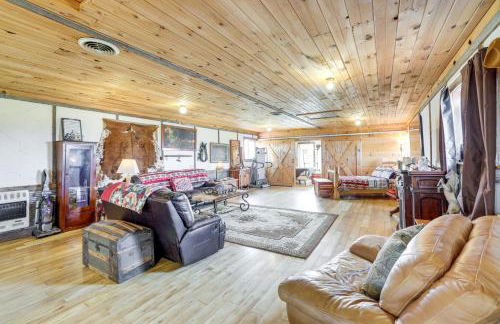 Pet-Friendly Purdy Home with Horse Stables and Trails! - Foto 3