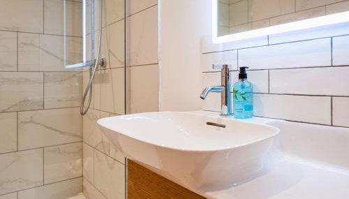 Brick Barn - Luxury Barn Conversion by River Avon - Photo 3