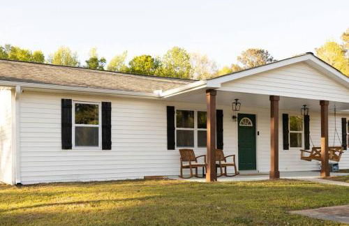 Refreshing Ranch Style Home - Photo 4