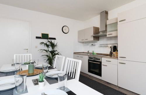 Einfach aber sehr komfortabel - Wohnung für 12 Personen - 2xWC - Gruppen, Messe, Monteure, Studenten - Voll ausgestattet - 6 Betten 140x200cm hochwertig, 3 Smart-TV 55 Zoll Netflix, 1000 Mbit WLAN, voll ausgestattete Küche - Foto 12