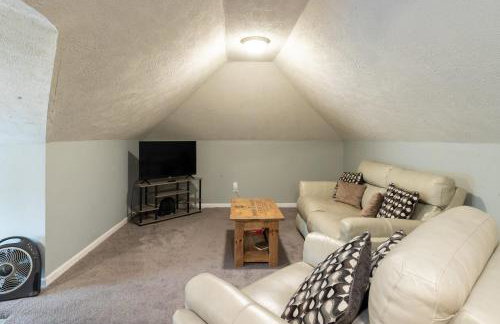 5 Bedroom 3200 Sq Ft House for Downtown Travelers - Photo 53