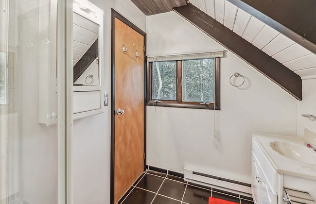 Poconos Chalet Newly Renovated, Great Location 4 Bedroom Home by RedAwning - Foto 37