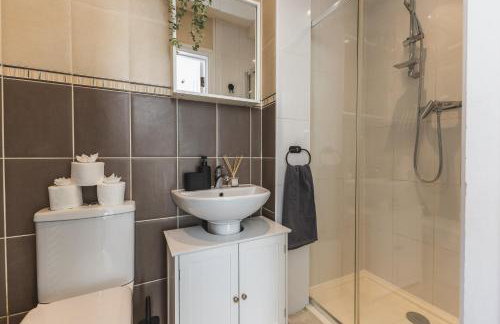 Arte Stays Serviced Houses Stratford - 3 Bedrooms 2 Bathrooms Houses London, Stratford, Maryland, Free Parking, Garden, Weekly or Monthly Stays - up to 8 guests - Foto 6