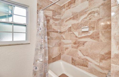 12 Guest Oasis Pool Privacy and Comfort Await - Foto 25