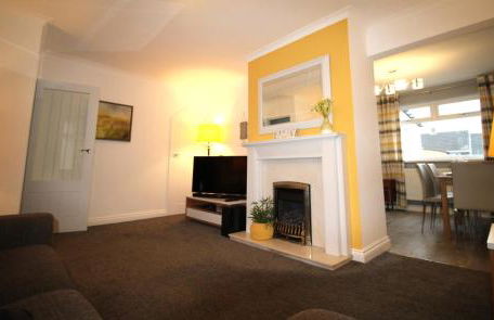 3 Bedroom House - Parking - Wifi - Fully Refurbished Throughout - New Kitchen & Bathroom - Foto 10