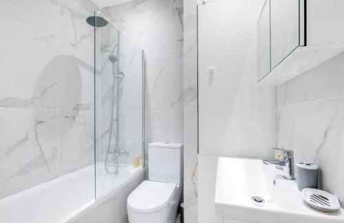 Luxurious 1 Bed Serviced Apartment with Wi-Fi - Photo 68