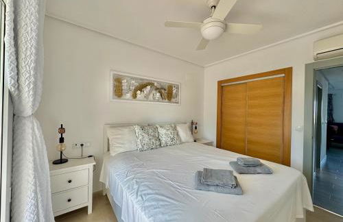 Stunning apartment with pool, golf and lake views - Foto 19