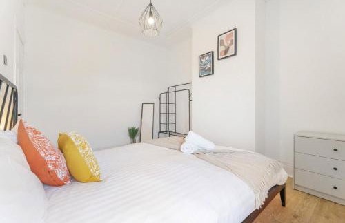 4BR House By Astra Residences Short Lets & Serviced Accommodation Stanley With Free Parking & Instant Booking - Foto 26