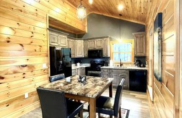Peaceful family cabin near fishing with over 100 acres of mountain and field trails to explore! 2 Bedroom Cabin by RedAwning - Foto 10