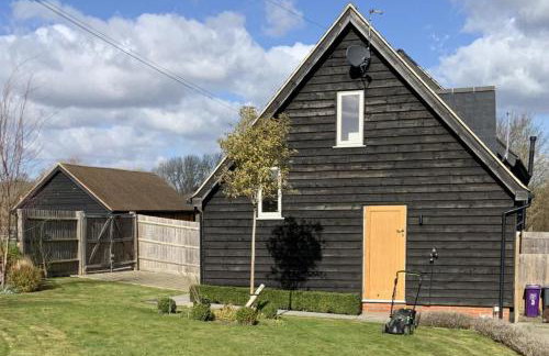 1-bed - Sleeps 2 - Pet Friendly w Parking - Foto 9