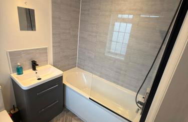 Spacious 3 bed house garden & parking sleeps 5 - Foto 6