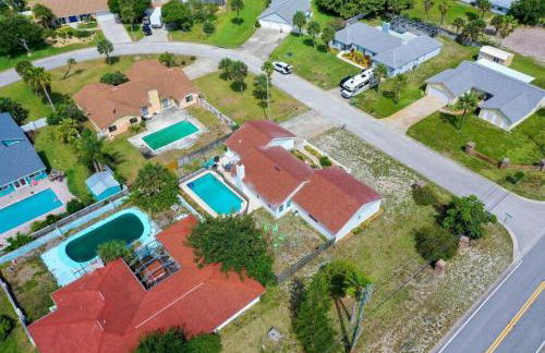 Large pool home and blocks away from the beach - Foto 27