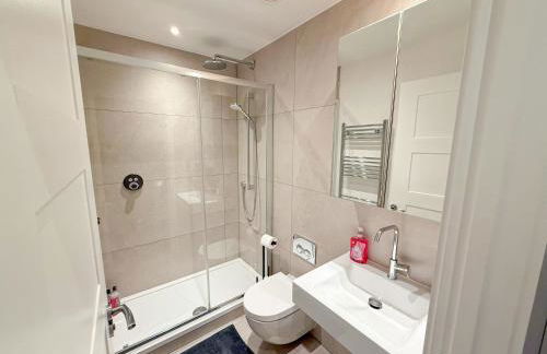 3-Bedroom with Balcony and Studio Apartments in St Johns Wood near Marylebone & Regents Park by NourNest Apartments - Foto 61