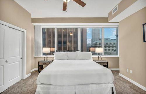 Luxury 13th Floor Condo: Downtown/ Parking 26 /Gym - Photo $