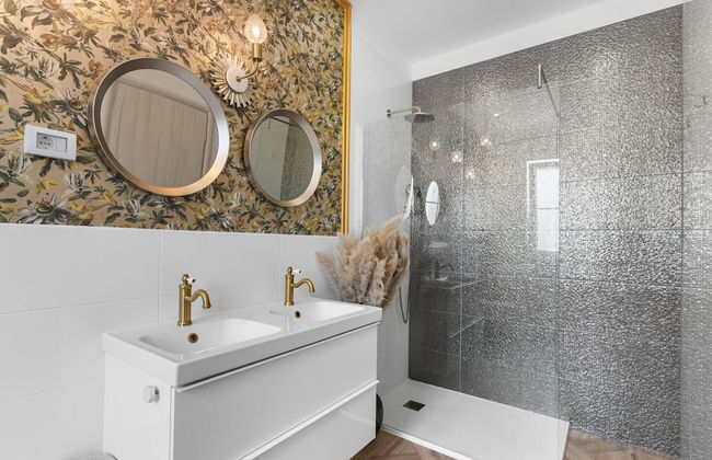 Modern Villa With Swimming Pool and Fenced Garden - Photo 14