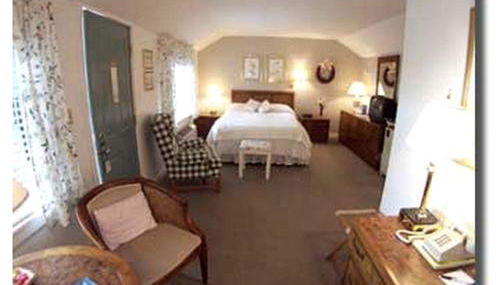 Lovely Getaway Suite with Private Deck in a Bed and Breakfast in Waldo County - Photo 2