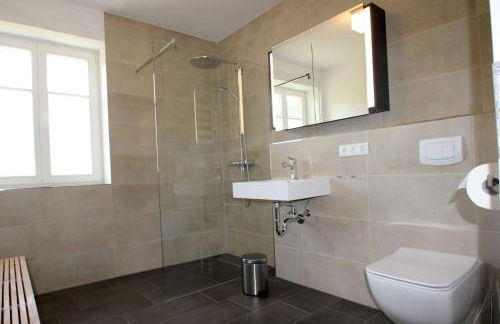 wassernahes Ferienhaus mit Meerblick und Schwimmbadnutzung in Sellin - Ferienhaus Rohrweihe - Foto 15