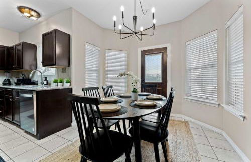 Luxurious Home with Huge Pool - Photo 18