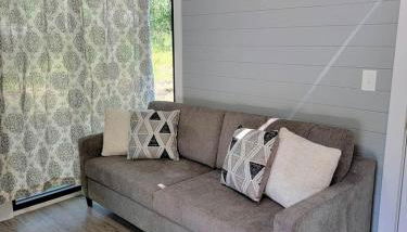 Romantic Glamping Getaway Perfect for Quality Time with Your Partner: Cute Tiny House near Owensville, Missouri - Foto 2