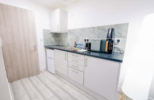 Relaxing Studio Escape - Hot Tub - Photo 17