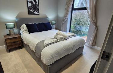 #23 Lux stylish 2 bed 2 bath with balcony NEC n12 - Sleeps 4 - "Perfect for contractors and Families - Free Parking" - Foto 7