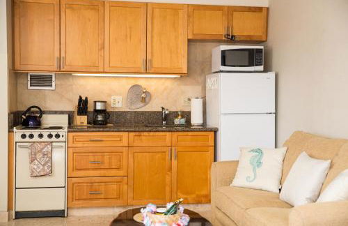 Tropical Studios at Marine Surf Waikiki - FREE PARKING - BEST LOCATION - FULL KITCHEN - SWIMMING POOL - Foto 54