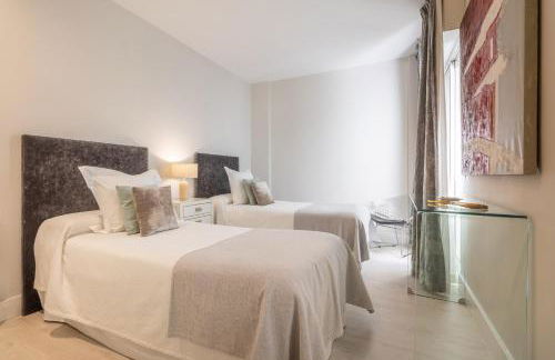 Spectacular 2-Bedroom Apartment with Stunning Retiro Park Views In the Heart of Barrio Salamanca - Photo 12