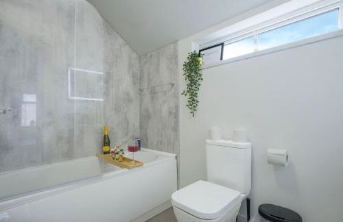 Newly Refurbished House - Close to Town Centre -Free Parking, Super-Fast Wifi, Smart TV with Netflix by Yoko Property - Photo 6