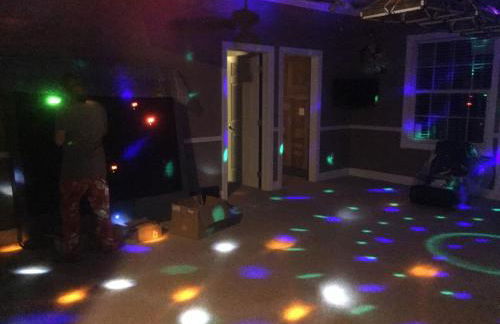 Lakefront Mansion on 10 Acres - Sleeps 15-45 - Foto 78