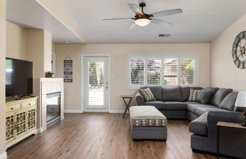 Relaxing 4BR 2BA Sleeps 8 Family Friendly - Photo 4