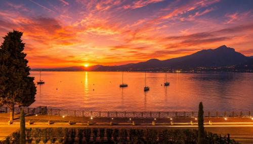 SalvatoreHomes - Casa Azura - Ultra Luxury Waterfront Apartment in the Heart of Torri del Benaco with Saltwater Pool & Direct Beach Access - Foto 2