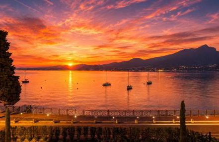 SalvatoreHomes - Luxurious Dreamview Waterfront Apartment in Torri del Benaco with Pool - Casa Azura - a 5 Star Luxury Collection at Lake Garda - Foto 2