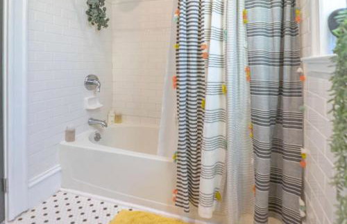 2BR with Workspaces & Deck ABODEbucks - Foto 22