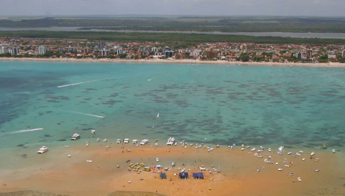 Giro in catamarano all'isola di Areia Vermelha