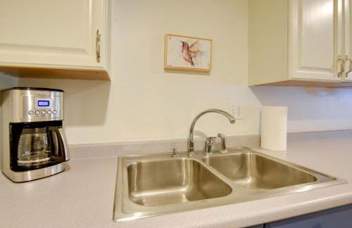 Walk to Lake Winnisquam Access Cozy Retreat - Foto 12