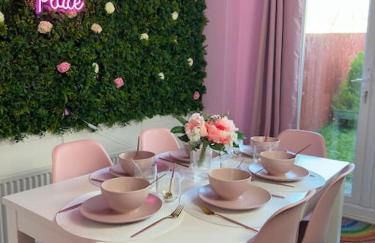 #1 Most Viral Pink House w Ball Pit - Foto 10