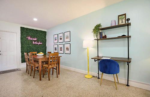 Tropical Escape near Beach! Tons of parking! - Photo 4