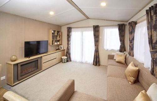 Elegant 2 Bed 1 and Half Bath Caravan in Holiday Resort Village - Photo 18