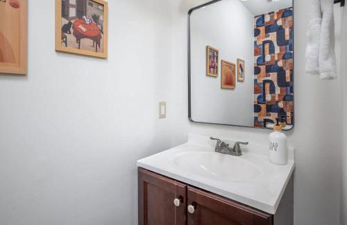 Color Pop Cottage Stylish 2BR with 2 Parking Spots - Foto 19