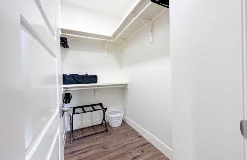 Luxurious Condo with Pool & Garage Close to Shopping - Foto 27