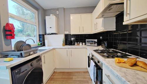 Central Manchester Modern 4 Bed House - free parking - Foto 4, stove, toaster