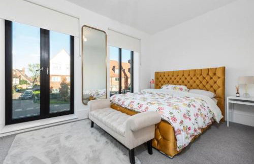 Amazing new built townhouse with garden in London - Photo 3