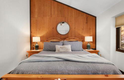 Chicadees Lake Lookout - A wood-burning fireplace, beautiful lake views, king and queen bedrooms, deck dining, and easy access t - Foto 23