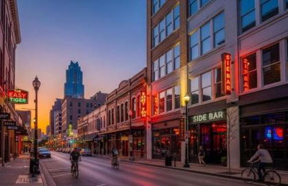 SXSW ready at Cultural Heritage Award winning home -Walk to 6th St, BBQ & Shops - Foto 45