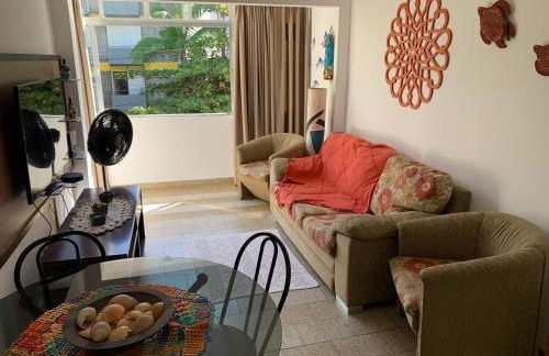 Apartamento Praia das Astúrias, 2 minutos de caminhada para praia, piscina, garagem demarcada, cama Queen - Foto 1