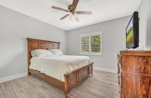 Modern Luxury Retreat in Naples - Photo 60