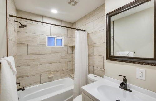 Smart TV and Central AandC! Stylish Logan Retreat - Foto 13