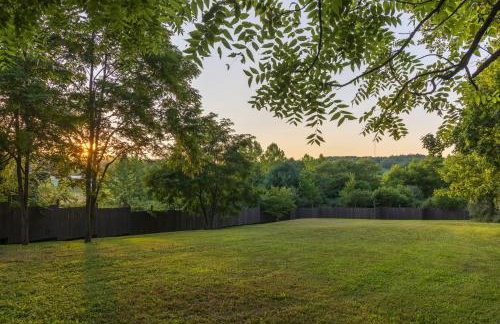 Cozy Spring Night HotTub Firepit PetFriendly Patio - Foto 51